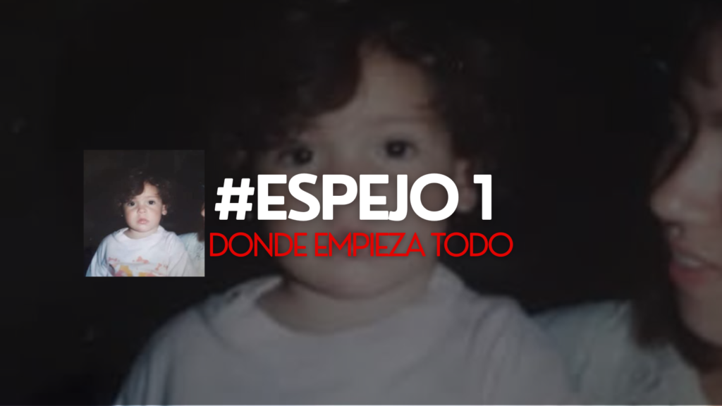 Foto de yo de niña pequeña con rulos mirando a cámara, con el texto “#Espejo 1 – Donde empieza todo” sobre la imagen.