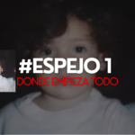 Foto de yo de niña pequeña con rulos mirando a cámara, con el texto “#Espejo 1 – Donde empieza todo” sobre la imagen.